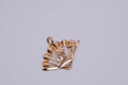 null 18K (750) yellow gold pendant stylizing a fan decorated with a pansy. 
Weight:...