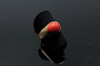 null 18k (750) yellow gold ring set with a coral cabochon. 
Finger size: 60 - Gross...