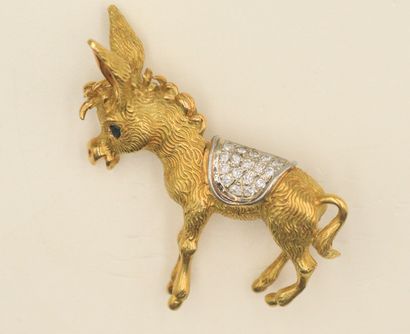 null 18K (750) gold brooch representing a donkey, the eye pricked with a sapphire,...