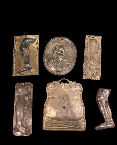 null Lot of five Neapolitan silver alloy and repoussé brass Ex Voto, including:
-One...