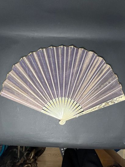 null Six bone fan mounts, France, circa 1890-1900
Some engraved, gilded and enhanced...