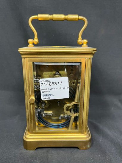null Brass officer's clock, white enameled dial with Roman numerals.
H. 12.5 cm.