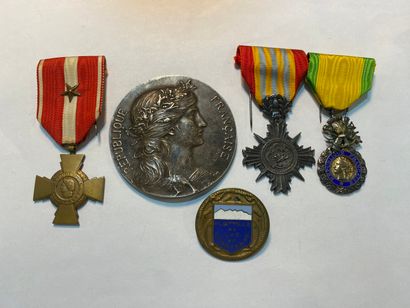 Un ensemble de médailles en bronze comprenant...