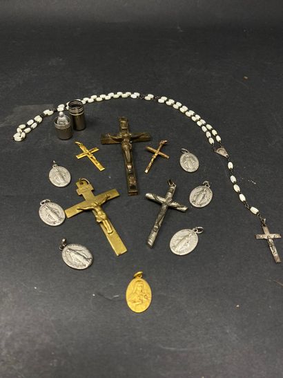 null Set of religious crucifixes and medals:
-A crucifix in blackened wood and gilt...