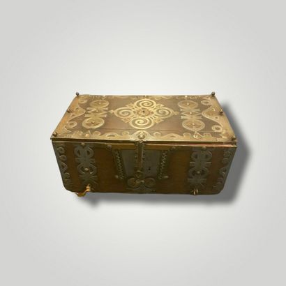 null BEAUTIFUL SET OF BOXES

A metal-covered core box, tomb-shaped 
5.4 x 14 x 10.5...