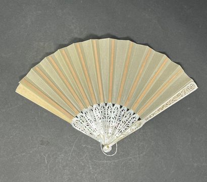 null Bamboo, France, 20th century
Folded fan, the leaf in cream-colored fabric. 
Mounted...