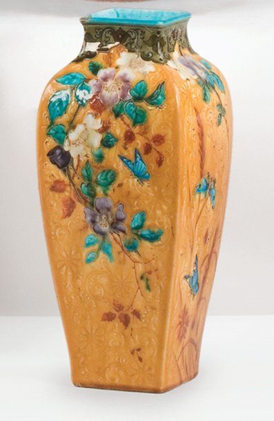 Théodore DECK Vase à pans coupés. Décor de fleurs et oiseaux polychromes ; Emaux...