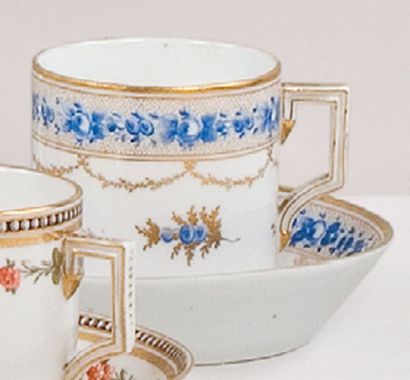 null NYON Tasse litron et sa soucoupe, vers 1785. Porcelaine dure. Décor floral en...