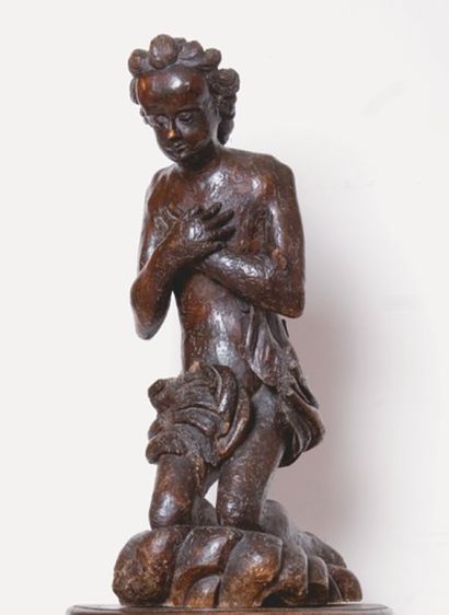 null Ange à genoux en bois sculpté anciennement polychrome. Il est à genoux sur une...