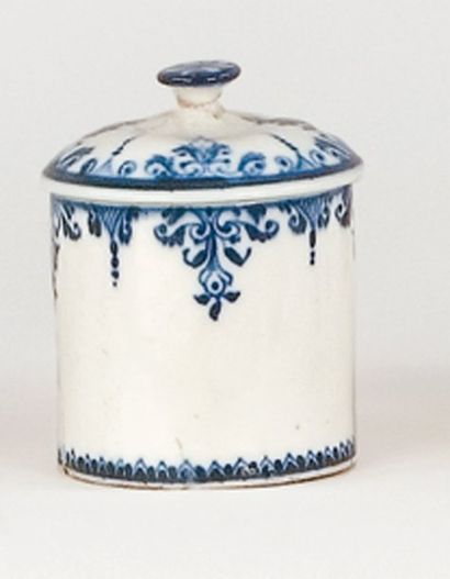 SAINT-CLOUD Pot à fard, début XVIIIe siècle. Porcelaine tendre, décor de lambrequins...