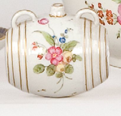NIDERVILLER (?) Rare tonneau chauffe-mains, porcelaine tendre, vers 1760. Décor floral...