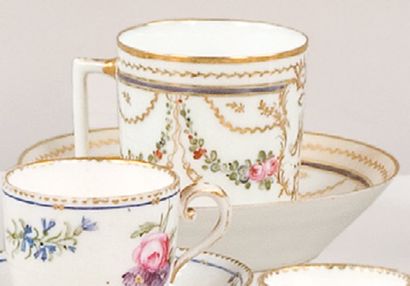 null PARIS, manufacture de la Reine. Tasse litron et sa soucoupe, vers 1780 - 1785...