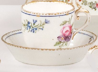 null SEVRES, manufacture royale. Tasse, 1766. Porcelaine tendre. Décor floral polychrome,...