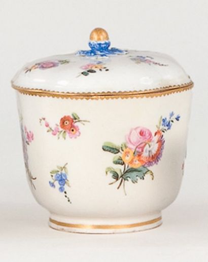 null SEVRES, manufacture royale. Sucrier couvert, 1773. Porcelaine tendre. Décor...