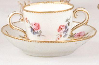 null SEVRES, manufacture royale Tasse mignonnette à deux anses et sa soucoupe, 1773....