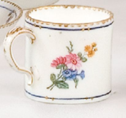 null SEVRES, manufacture royale. Tasse litron et sa soucoupe, 1779. Porcelaine tendre....