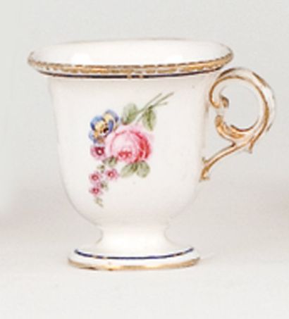 null SEVRES, manufacture royale. Tasse à sorbet, 1779. Porcelaine tendre. Décor floral...
