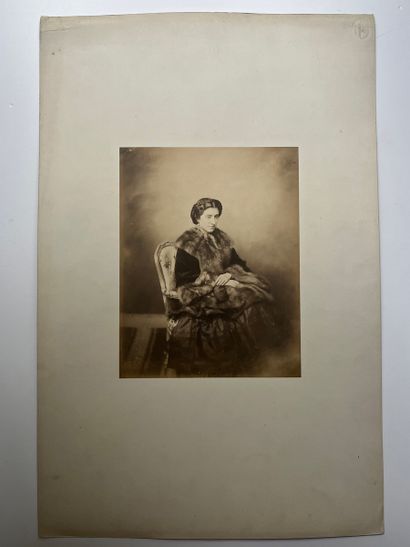 null Auteur non - identifié
Portrait de deux jeunes femmes, actrices (?), c. 1880...