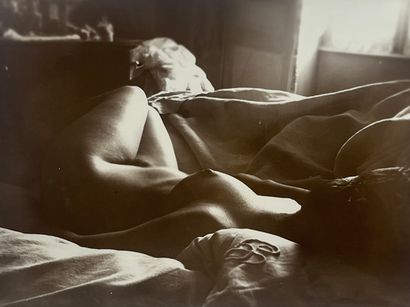 Nu Féminin
Dans un lit, c. 1910
Tirage argentique...