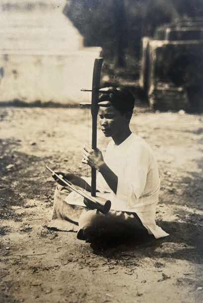 Laos
Portrait de type, Le musicien, c. 1920
Tirage...