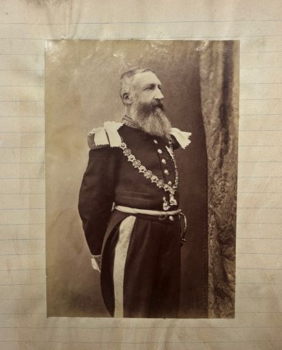 null Leopold II
Roi des Belges, en tenue de chevalier de l’ordre de la Jarretière,...