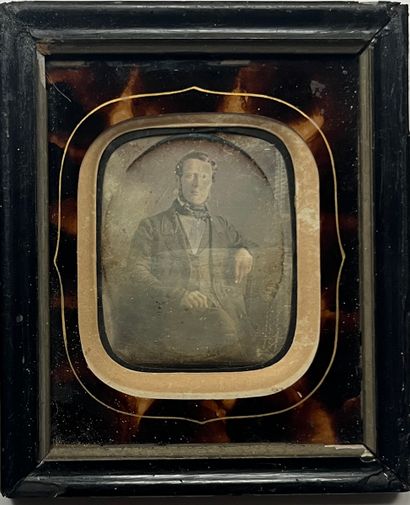 null Daguerréotype
Portrait d’homme, 19 mai 1865
Quart de plaque, cadre d’époque,...