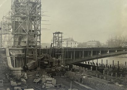 null Paris
Panorama de la construction du Pont Alexandre III et du Grand Palais pour...