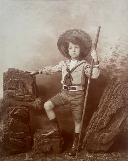 null Otto VAN BOSCH (XIX°) 
Jeune garçon en tenue de marin, c. 1900 
Tirage albuminé...