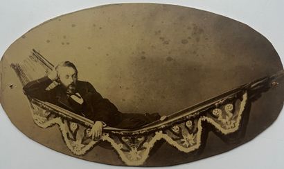 null Auteur non-identifié
Homme posant dans un hamac, c. 1880 
Tirage albuminé, monté...