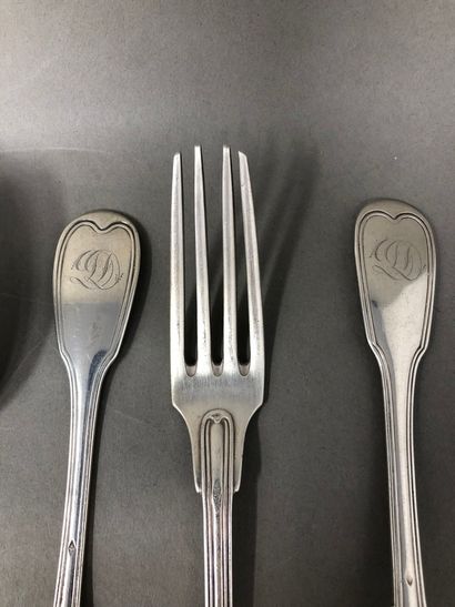 null Set of silver flatware (Minerve), double filets pattern, some spatulas figured:
-...