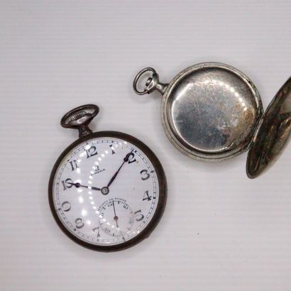 null OMEGA
Lot de deux montres de gousset comprenant : 
- une montre en métal argenté,...