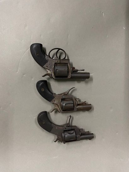 null Set of three revolvers, caliber 320 and 8 mm
Sold as is