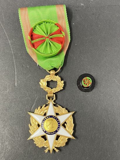 null Réunion de trois médailles :
- ORDRE DU MERITE AGRICOLE : étoile d'officier...