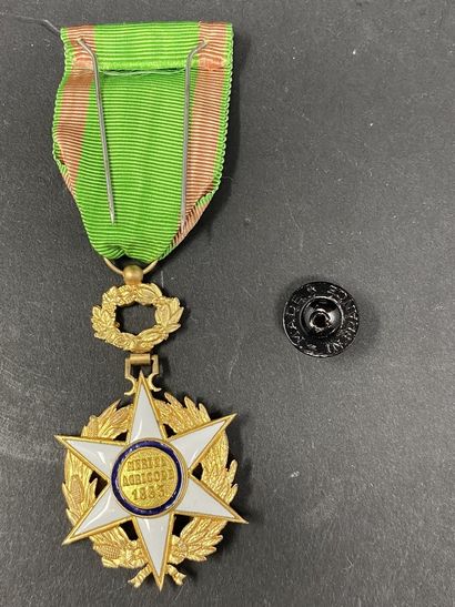 null Réunion de trois médailles :
- ORDRE DU MERITE AGRICOLE : étoile d'officier...