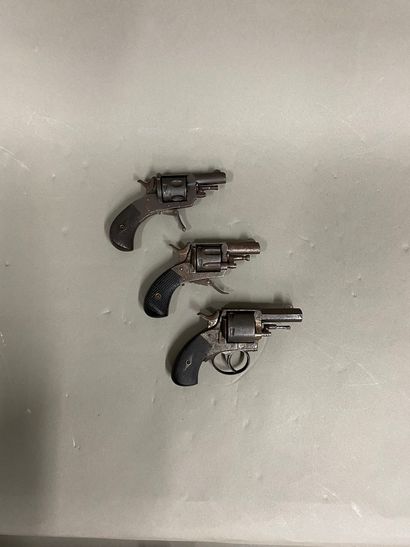 null Ensemble de trois revolvers, calibre 320 et 8 mm
Vendu en l'état