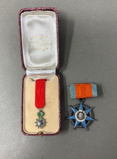 Two medals including : 

Le mérite social,...