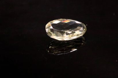 Oval green amethyst on paper.
Weight : 9.01...