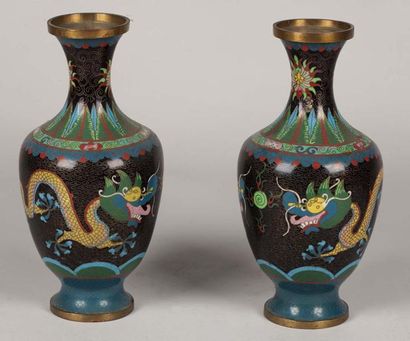 null Paire de vases cloisonnés. Décor de dragons sur fond noir. Chine, vers 1920....