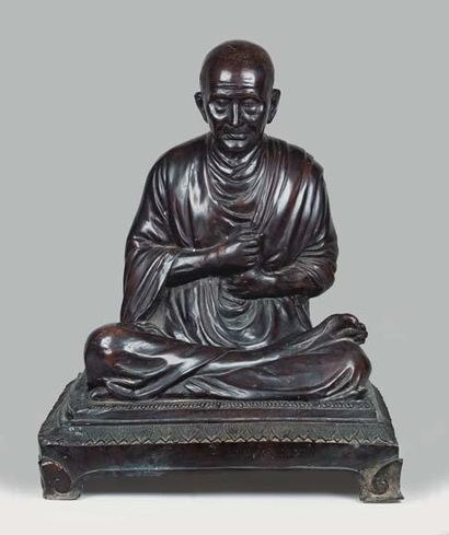 null Important sujet en bronze de patine brune. Figurant un moine assis en méditation....