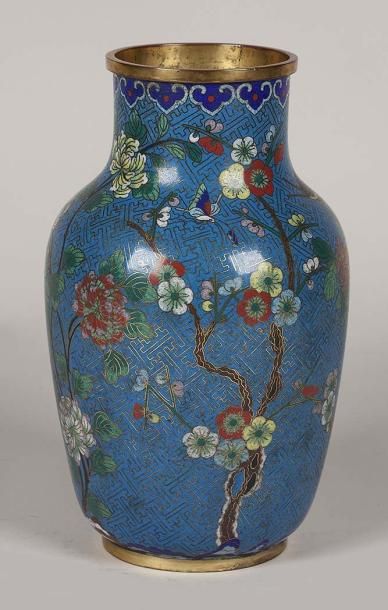 null Vase de forme balustre. En émaux cloisonnés polychromes sur fond bleu. Décor...