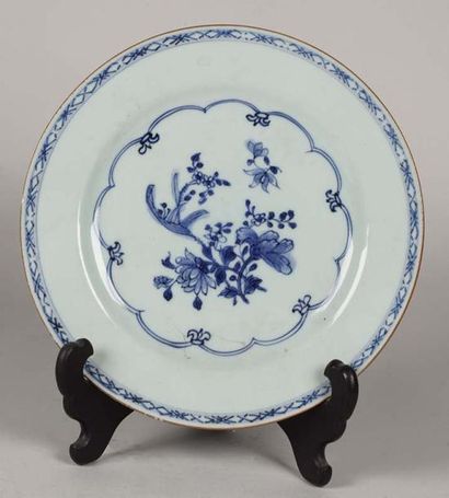 null Assiette en porcelaine bleue et blanc. Compagnie des Indes, Chine, XVIIIe s...