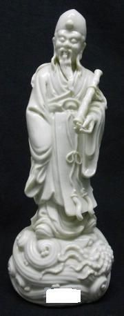null Statuette en porcelaine Blanc de Chine. Représentant l'un des huit immortels...