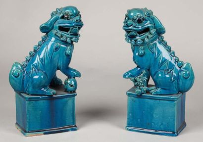 Paire de chiens de Fô en céramique bleue...