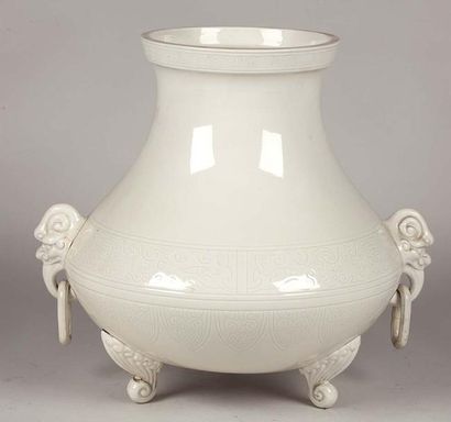 Vase tripode à panse évasée, en porcelaine...