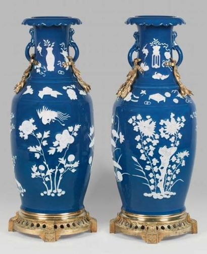 null Paire de vases de forme balustre en porcelaine et émail bleu lapis. Décor légèrement...