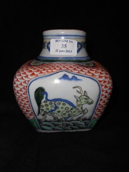 null Vase de forme quadrangulaire surmonté d'un petit col en émaux de style Wucai....