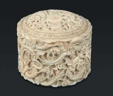 Boîte cylindrique couverte en ivoire sculpté...