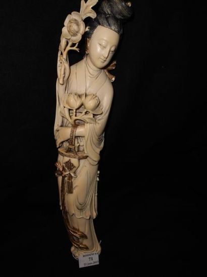 Statuette en ivoire. Représentant la Déesse...