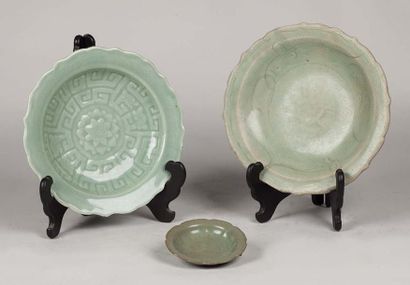 null Ensemble de trois assiettes en porcelaine céladon: Deux Ming, XVe siècle et...