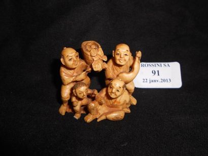 null Netsuke. Representant un groupe de personnages. (accident)